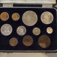<p>Pound e mezzo pound (au 917)</p>

<p>5/ 2.5 / 2 / 1 shilling (ag )</p>

<p>6/3 pence (ag )</p>

<p>1- 1/2 - 1/4 penny (bronzo)</p>
-Serie Sud Africa 1952 proof 11 valori-Serie in argento  Serie Sud Africa1952 proof 11...